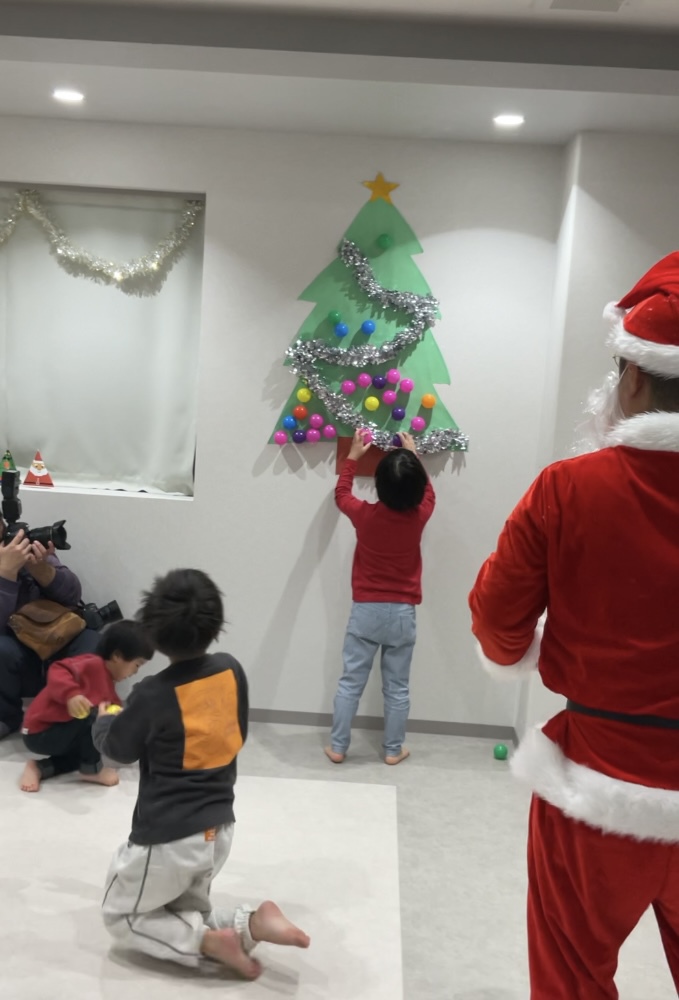 クリスマス会のツリーを飾り付けている様子