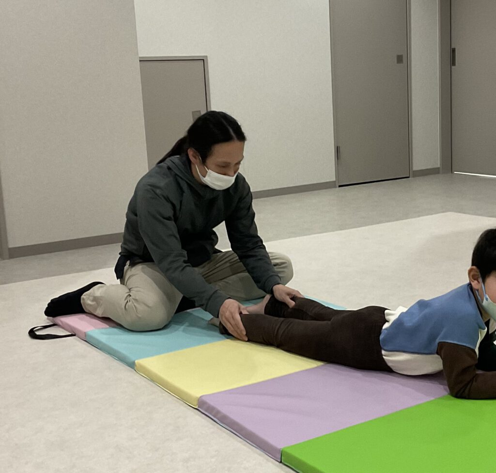 先生が子供に整体を施している様子
