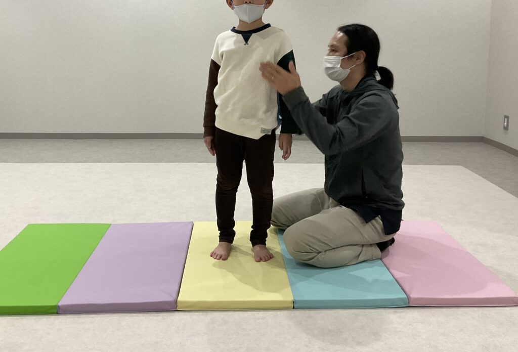 子供の姿勢を見ている様子