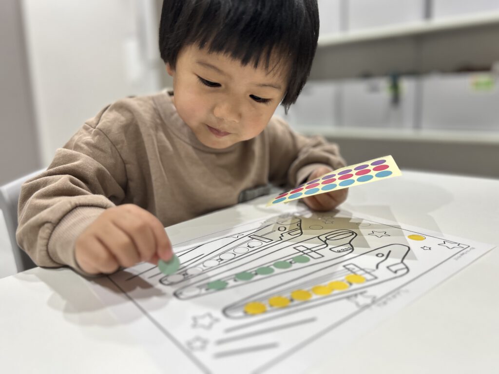 シール張り中の子供の様子