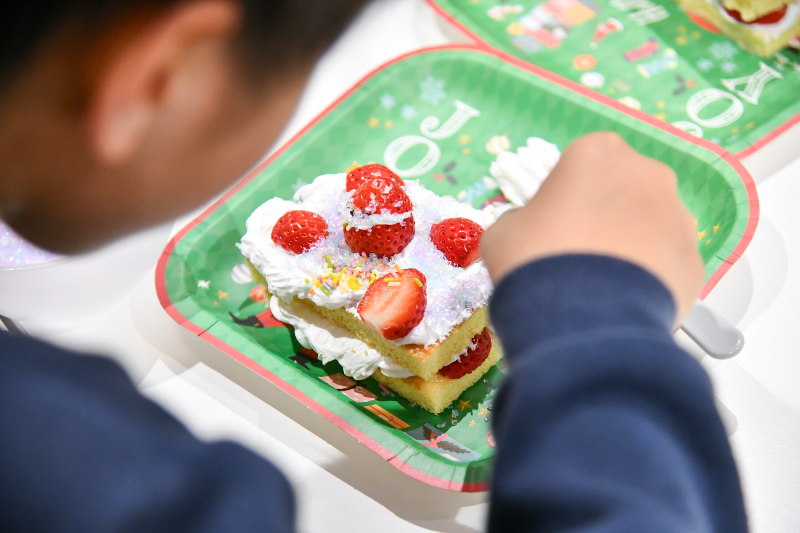 自分のケーキを作っているところ